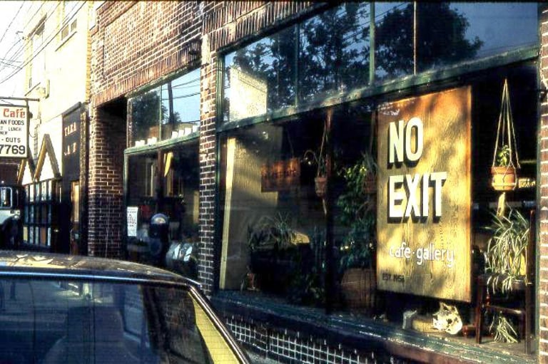 No Exit Café in Chicago’s Rogers Park neighborhood, where Barber began playing Go regularly in 1982. Source: https://drloihjournal.blogspot.com/2022/10/the-no-exit-cafe-history-chicago-illinois.html.