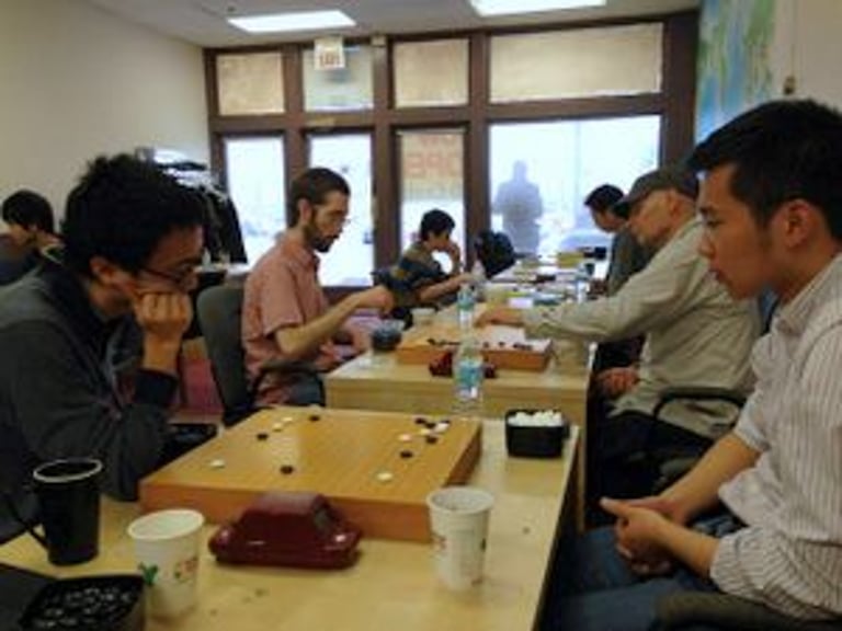 Players compete at Barber’s Dec. 1, 2012, “Entertainment for Menschen” tournament in Chicago. Photo by Mark Rubenstein. Source: https://aga-news-archive-viewer.azurewebsites.net/api/news-archive/article/6105.